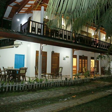 Bed and Breakfast Omee Guest à Mirissa Extérieur photo