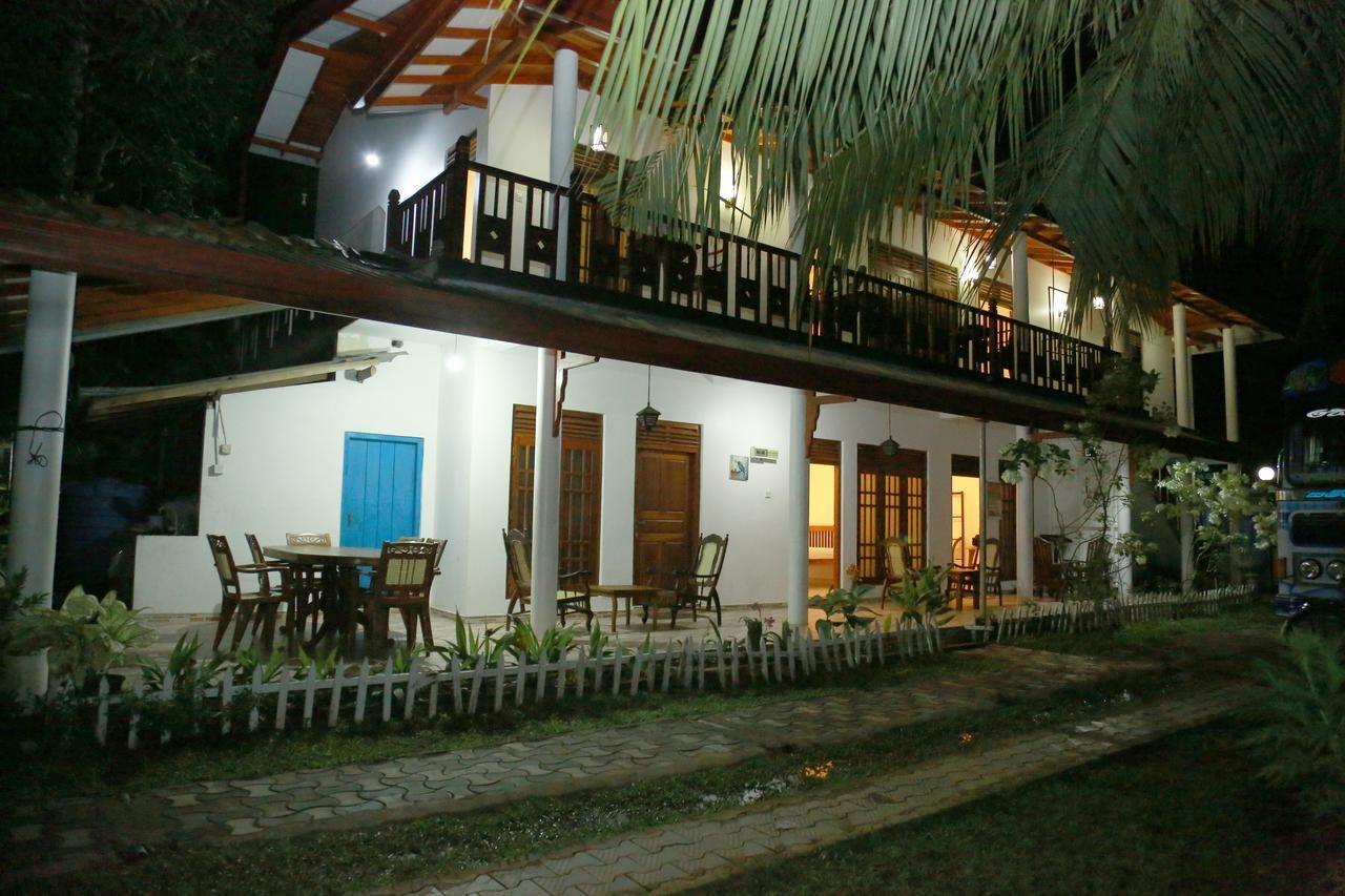 Bed and Breakfast Omee Guest à Mirissa Extérieur photo