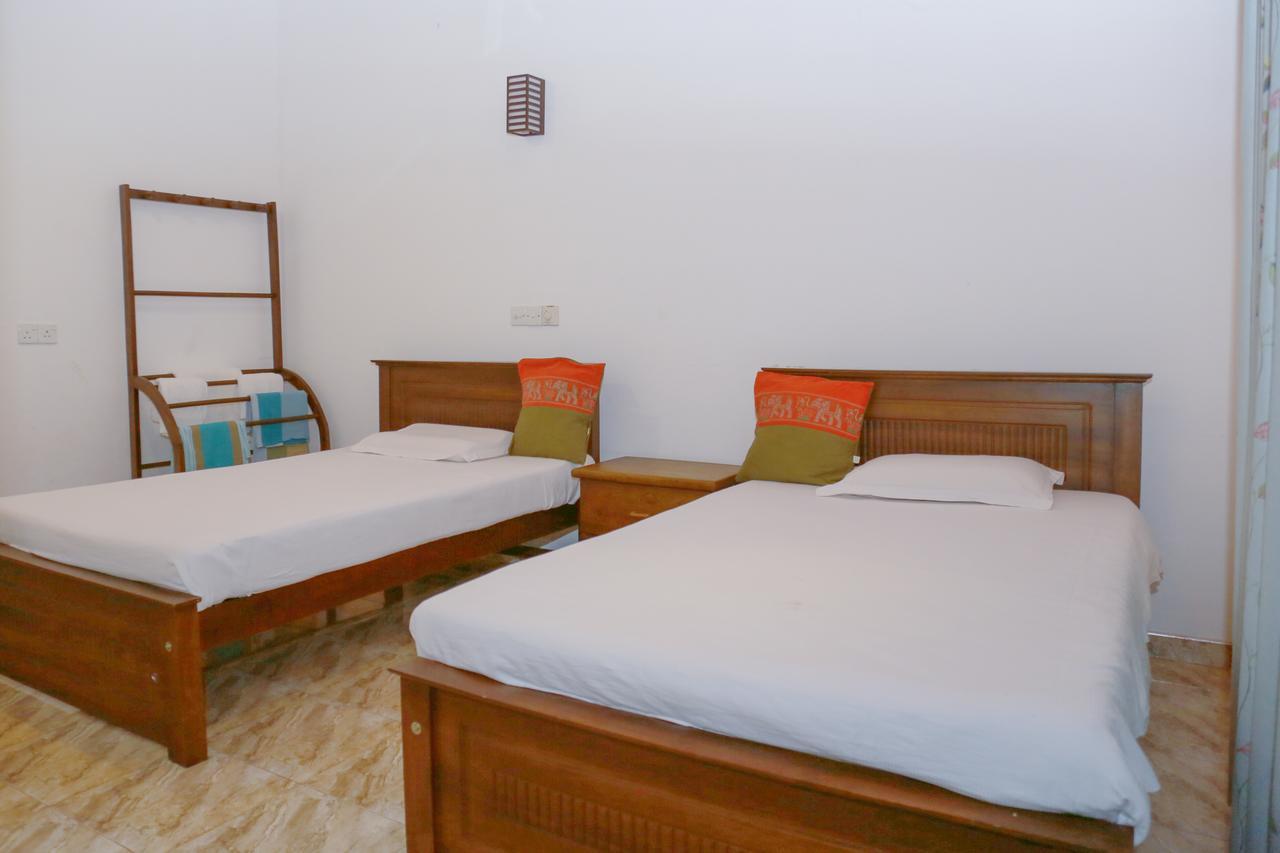 Bed and Breakfast Omee Guest à Mirissa Extérieur photo